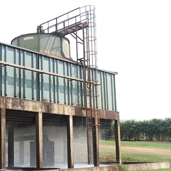 foto de torre de resfriamento de água