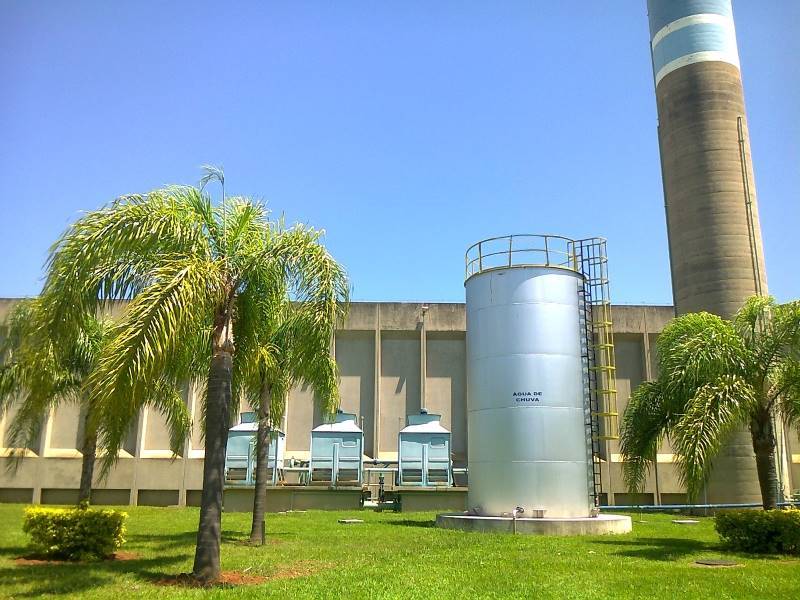 imagem com 3 torres de resfriamento e torre de caixa d'água que armazena água de chuva